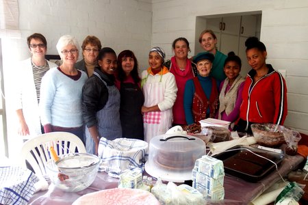 Die vrolike groep dames tydens ‘n koekversieringskursus wat met die neem van die foto nog ietwat bekommerd oor hul vermoeëns was, maar vinnig gewys het waartoe hulle in staat is, met die aanbieder, Tess du Toit 5de van regs
